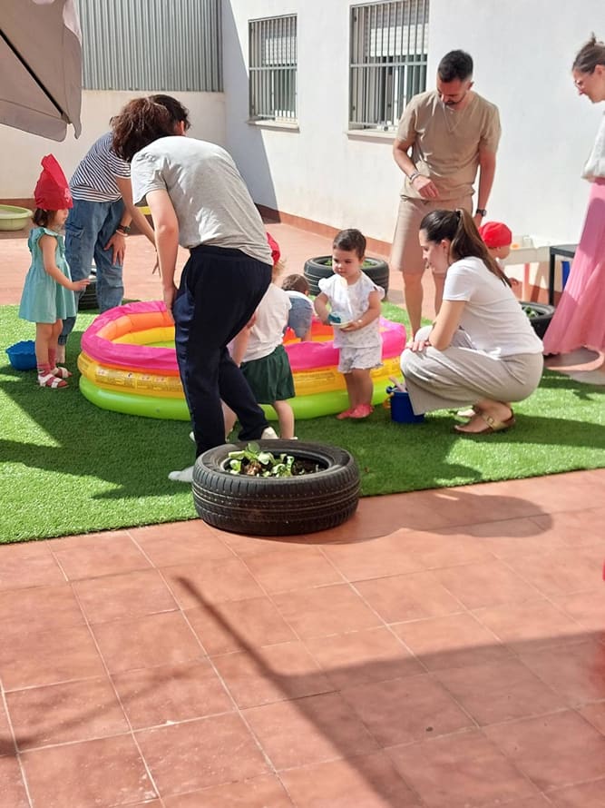 Terraza Talleres Bebes Familias en Villarreal, con espacios para respetar su movimiento y creatividad